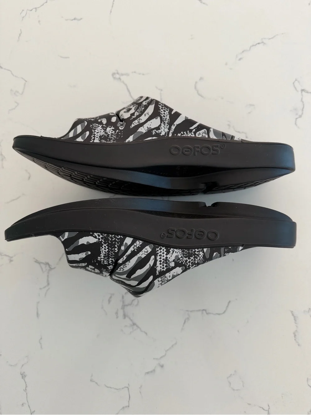 OOFOS OOahh Luxe Recovery Slides Animal Print Black Gray M8 W10 EU41
